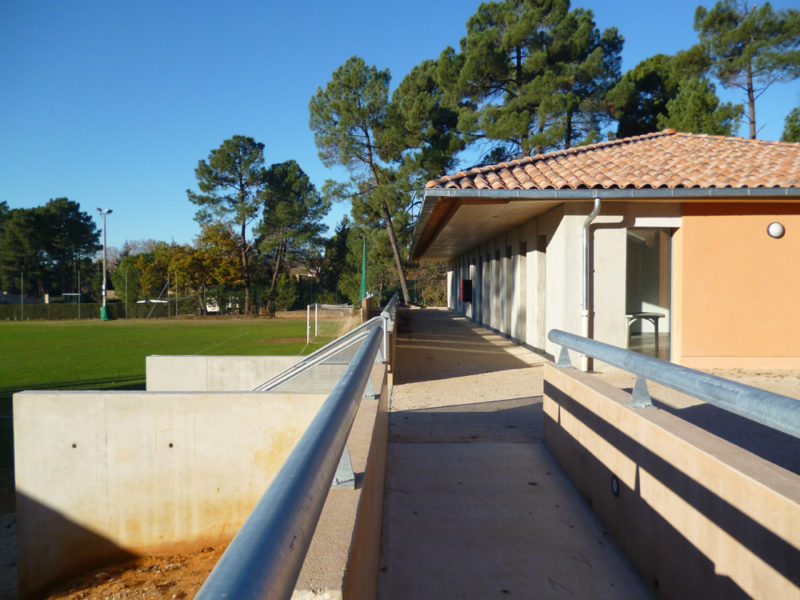 Réalisation des vestiaires et locaux associatifs pour la commune de Roussillon par Luberon Batiment, spécialisé en construction de bâtiments d'activités.