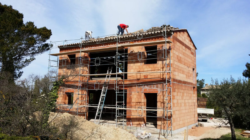Construction d'une maison en brique bio climatique à Saint Rémy de provence par Luberon Batiment, spécialisé en construction de maisons bio climatiques.